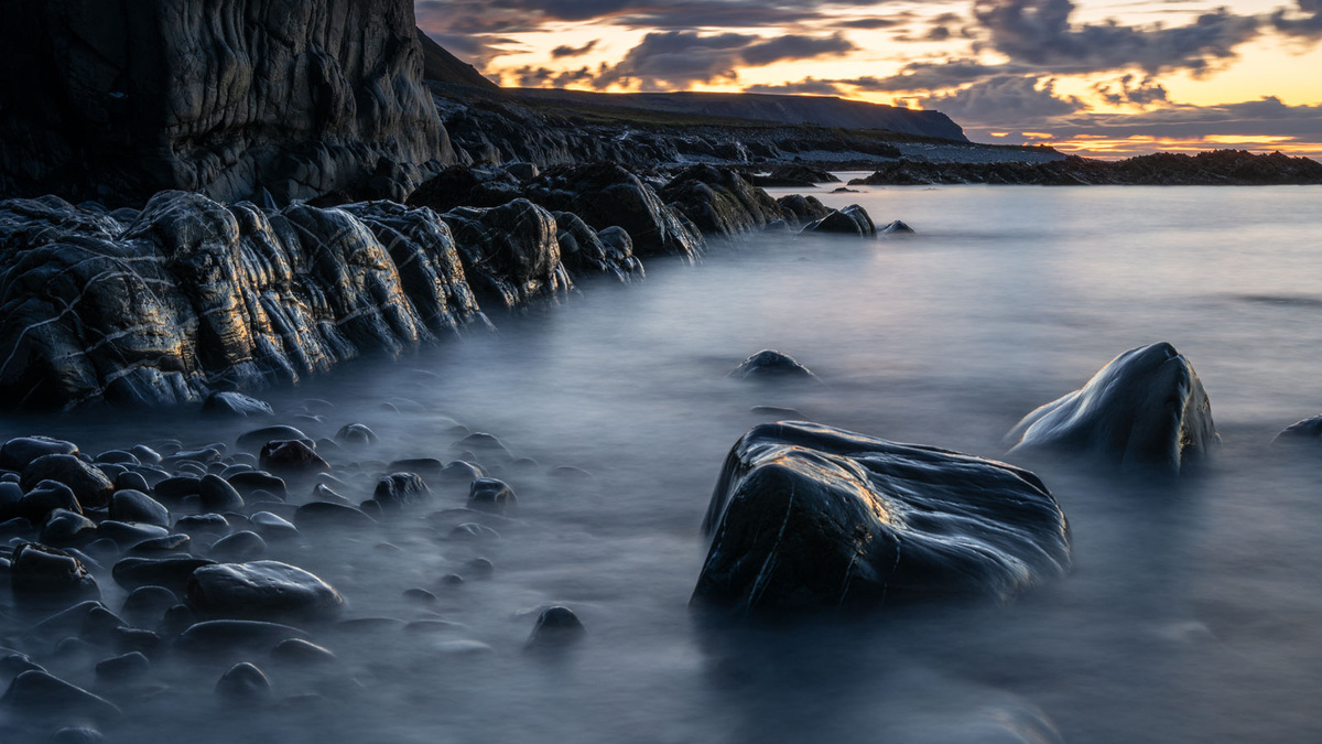 Морской пейзаж в лунном свете.