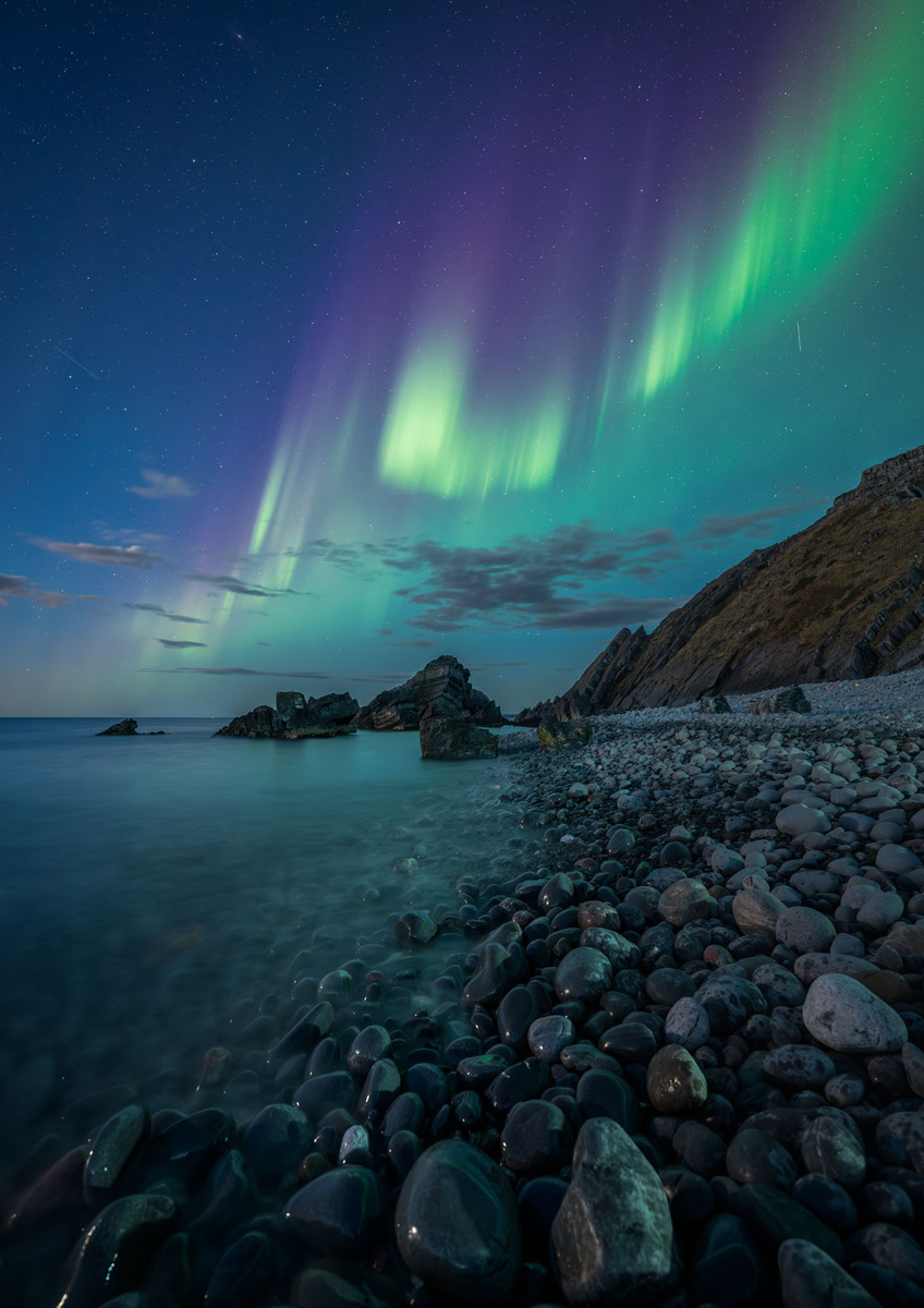 На каменистом пляже.