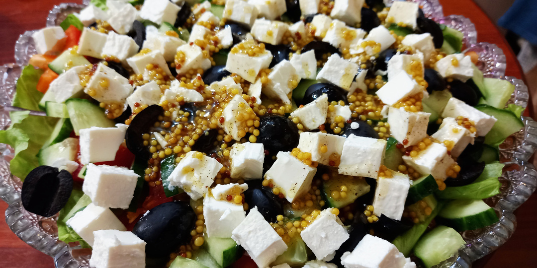 Салат "Греческий" яркий и очень вкусный.