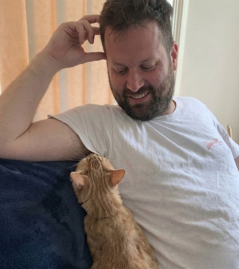 Коту нравится запах пота из подмышек 