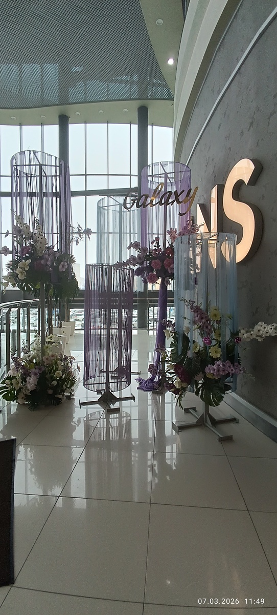 Праздничные локации в магазине. Подарки куплены. Иду домой. 