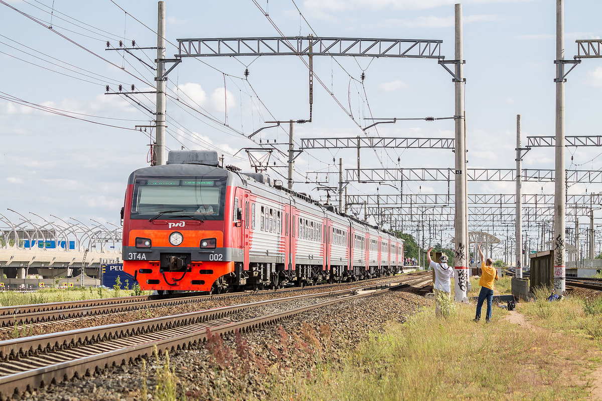 ЭТ4А-002 на участке Предпортовая — Броневая. Источник фото: ru.wikipedia.org Авторство: Neu-Zwei. https://img-fotki.yandex.ru/get/4009/43107019.27/0_aa23a_9d7b08b2_orig.jpg, CC BY-SA 4.0, https://commons.wikimedia.org/w/index.php?curid=43346632