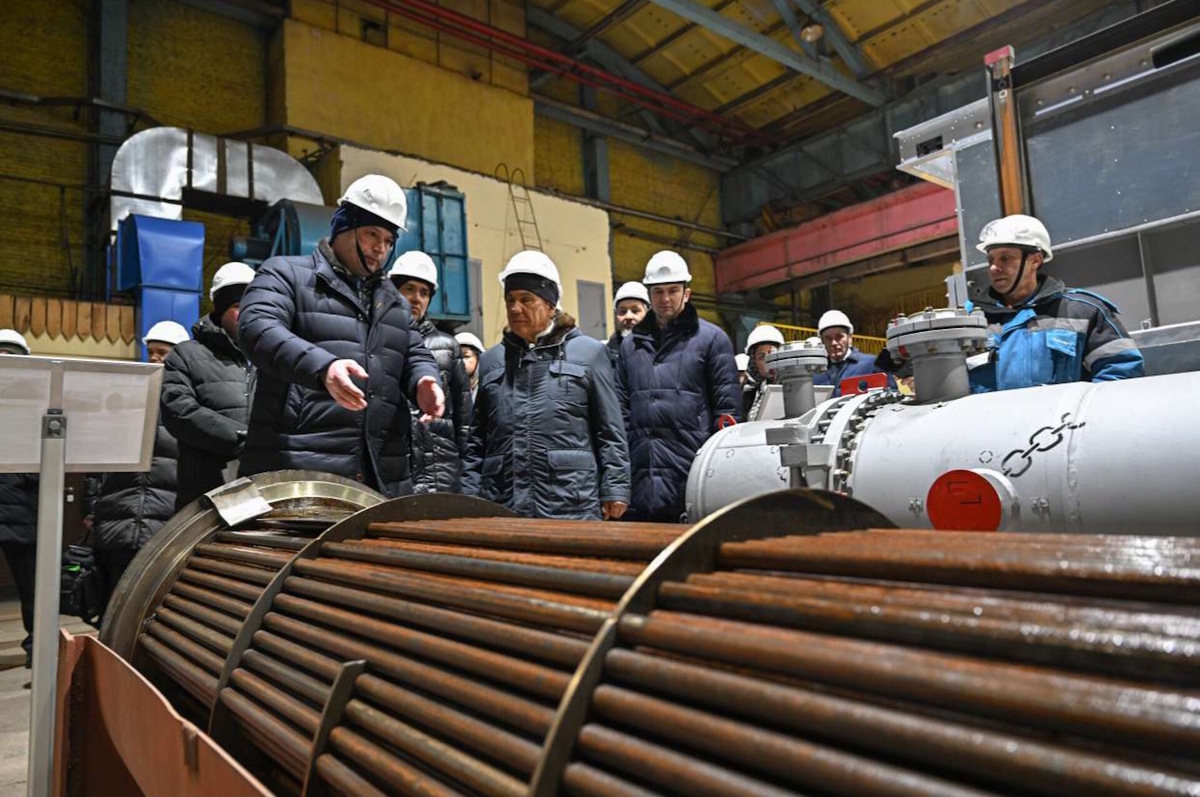    В рамках визита на Бугульминский механический завод Раис Татарстана Рустам Минниханов посетил производственные цеха и основные технологические линии, а также ознакомился с программой модернизации производственных мощностей. Источник: официальный сайт Раиса Республики Татарстан.