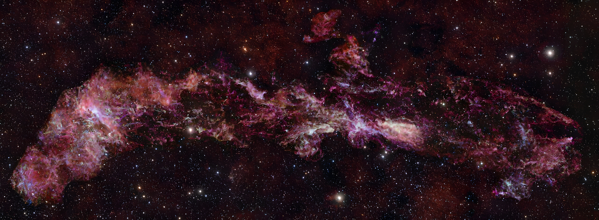    Снимок центральной молекулярной зоны нашей Галактики собран из сотен отдельных наблюдений ALMA.