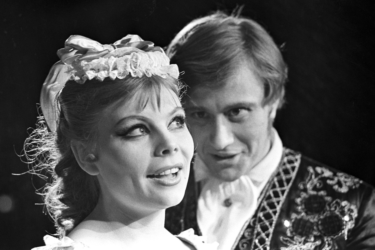     Сцена из спектакля «Безумный день, или Женитьба Фигаро» в Театре сатиры / РИА Новости / В.Пищальников