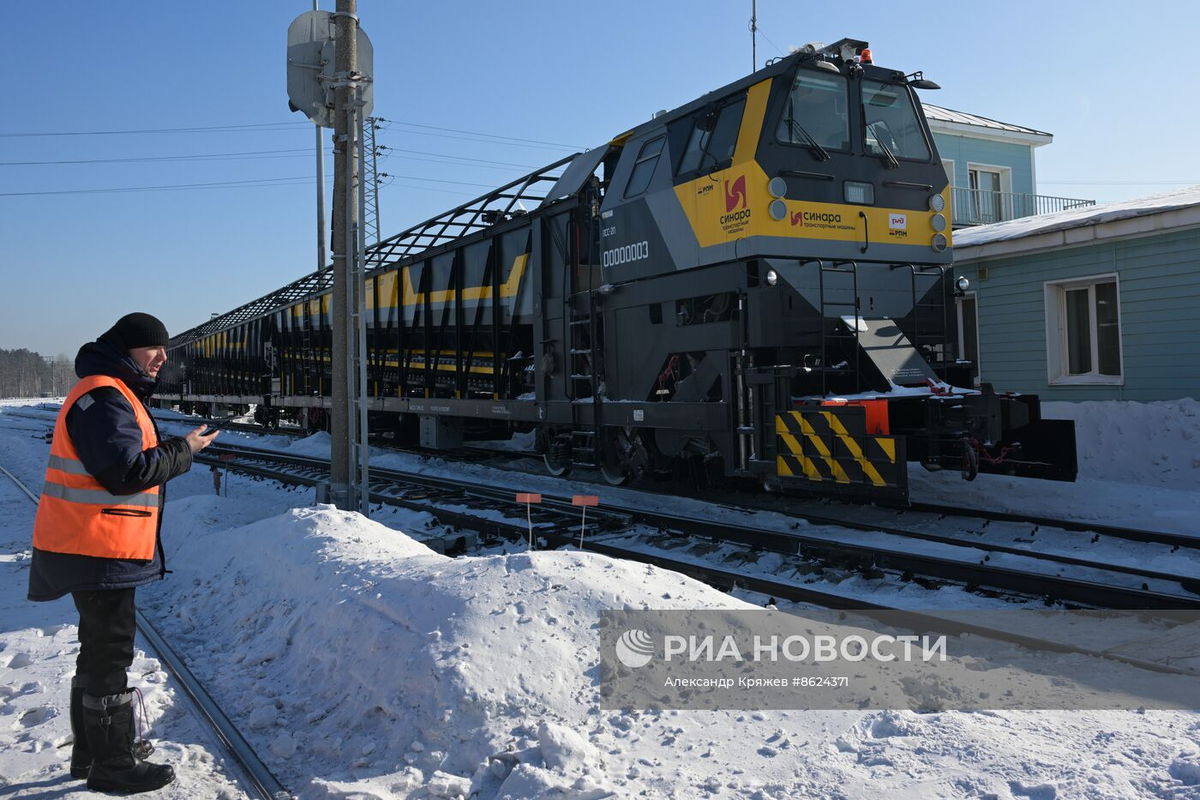 Новый снегоуборочный поезд ПСС-2П во время работы на железнодорожной станции "Инская" Западно-Сибирской железной дороги в Новосибирске. Источник фото: https://riamediabank.ru/ Автор: Александр Кряжев