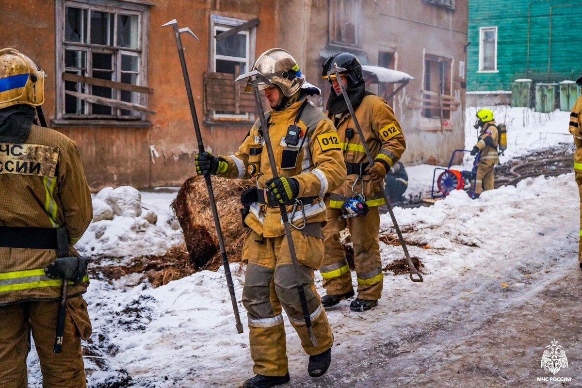    Пожарные из четырех стран вместе тушили расселенный дом в Петрозаводске© МЧС Карелии