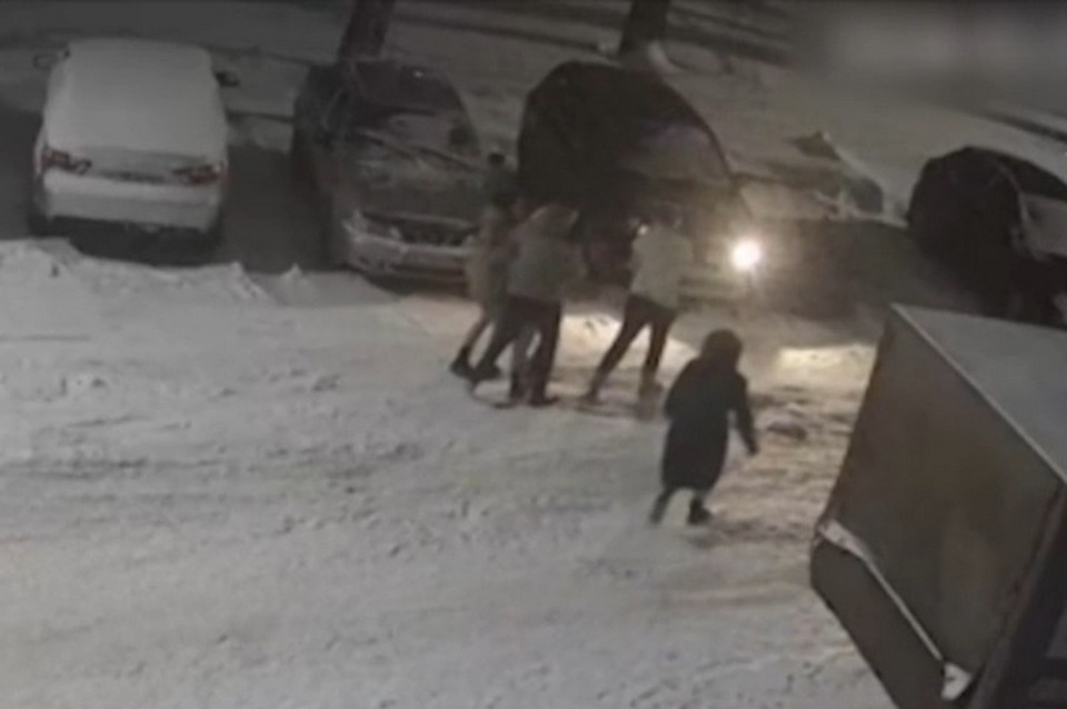    На фото: Александр, его супруга и дочка помогают задыхающейся Люции Якуповой сесть в машину, чтобы поехать в больницу. Фото: личный архив героев публикации