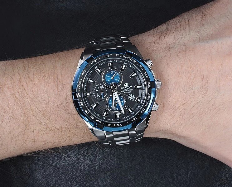 Часы уверенно смотрятся на запястье, чувствуется внушительность, устойчивость, надежность