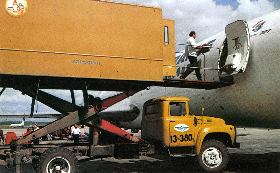 Обслуживание самолёта Боинг 727-228 авиакомпании Air France в московском аэропорту Шереметьево, начало 1980-х годов. Фото из фотоальбома «Аэрофлот», издательство «Планета», 1986 г.