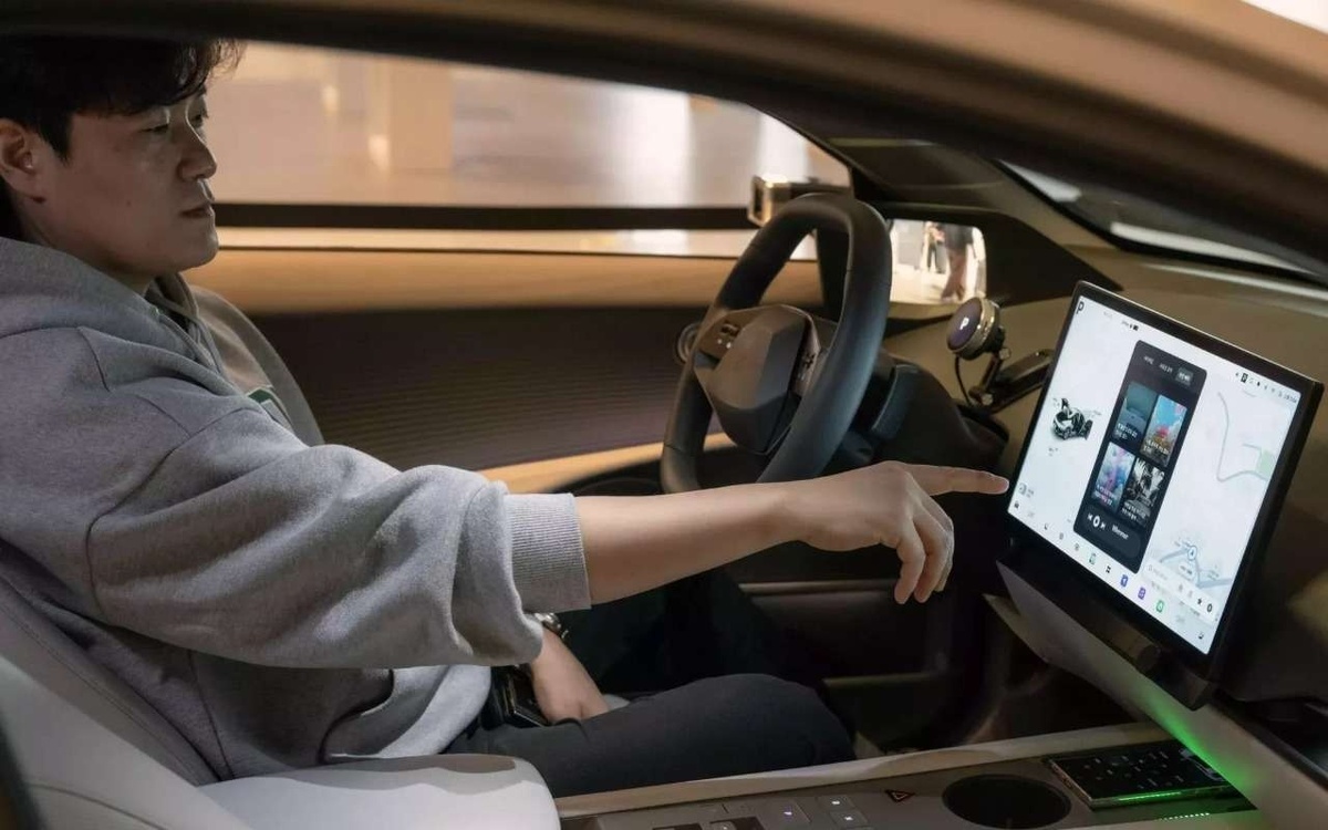    Облик нового седана Hyundai Elantra 2027 года со сплошной диодной полосой и передними фарами в виде бумерангов.