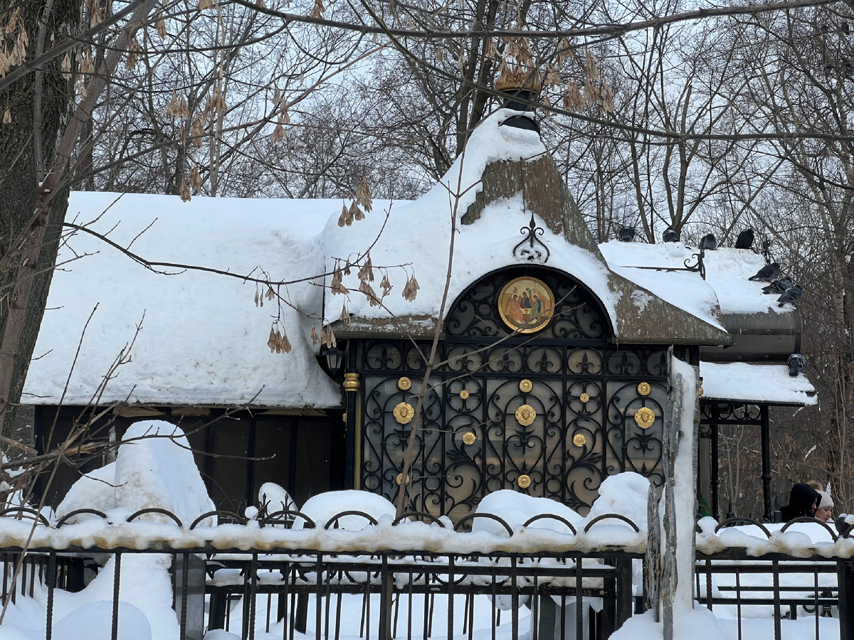 Фото автора: Россия, Москва, Даниловское кладбище, могилка Святой Блаженной Матроны Московской. Празднование 8 марта, 22 ноября, 6 октября. 