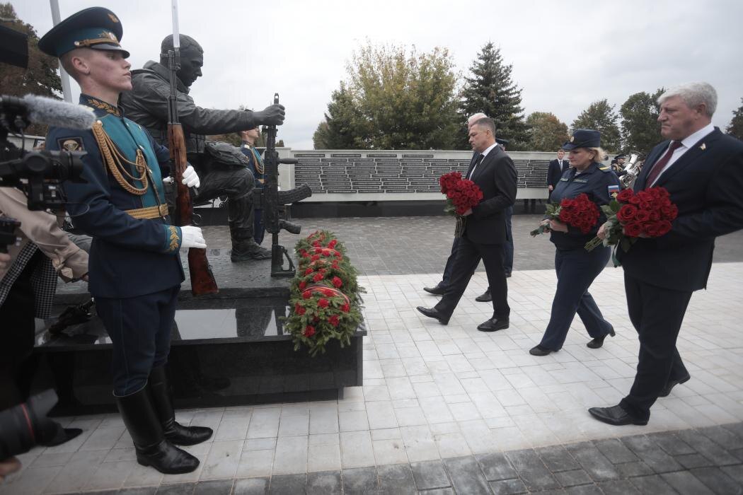 Открытие мемориального комплекса в Выбутах
Фото: Псковское агентство информации, пресс-служба правительства Псковской области, Александр Шалгин / Российское историческое общество, Русская православная церковь