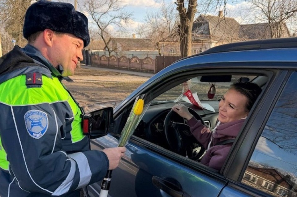    Акция «Цветы для автоледи» в Тельманово. Фото: МВД по ДНР