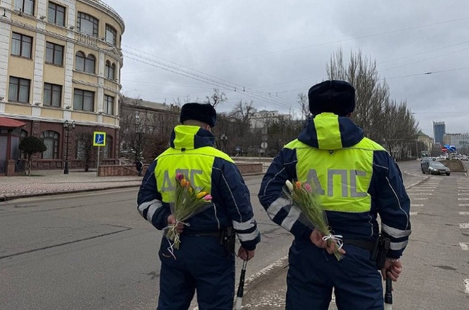    Акция «Цветы для автоледи» в Донецке. Фото: МВД по ДНР