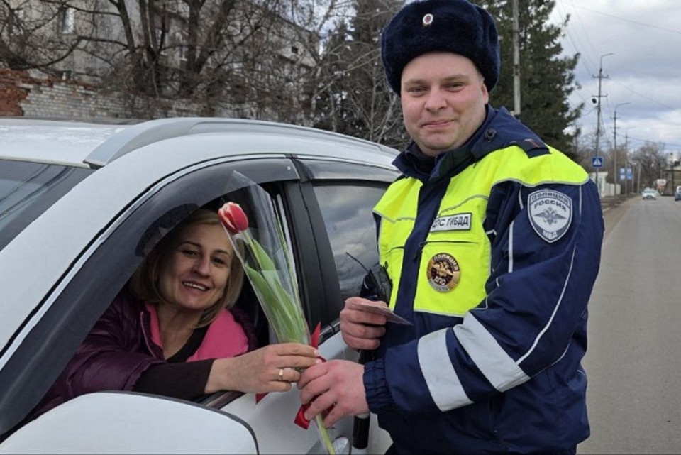    Акция «Цветы для автоледи» в Макеевке. Фото: МВД по ДНР