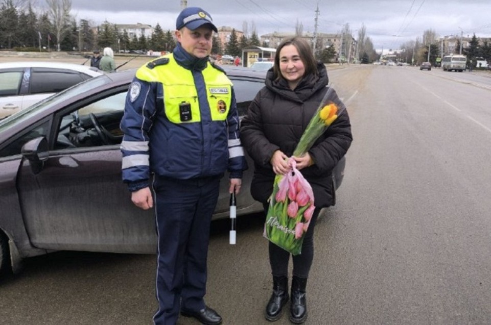    Акция «Цветы для автоледи» в Горловке. Фото: МВД по ДНР