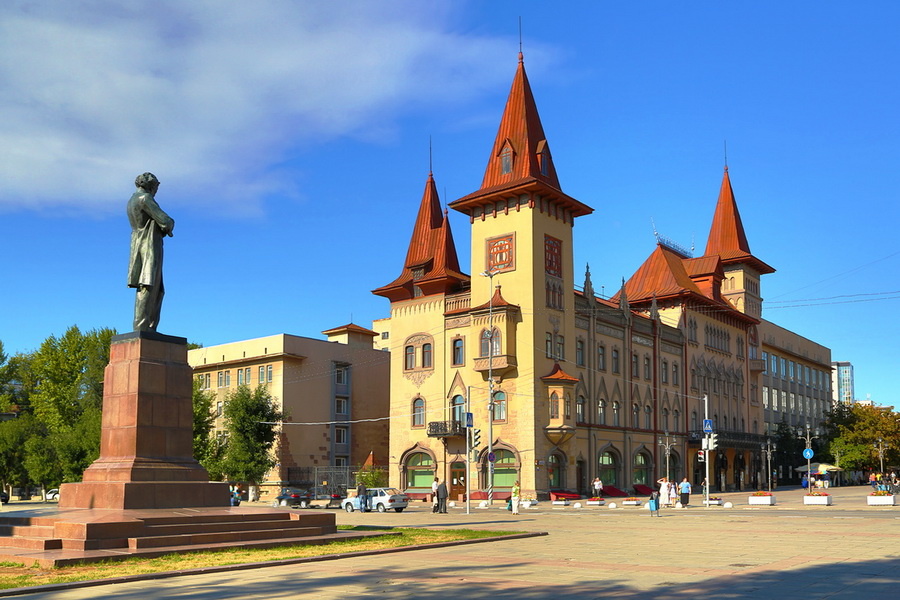 Памятник Чернышевскому и здание консерватории в Саратове