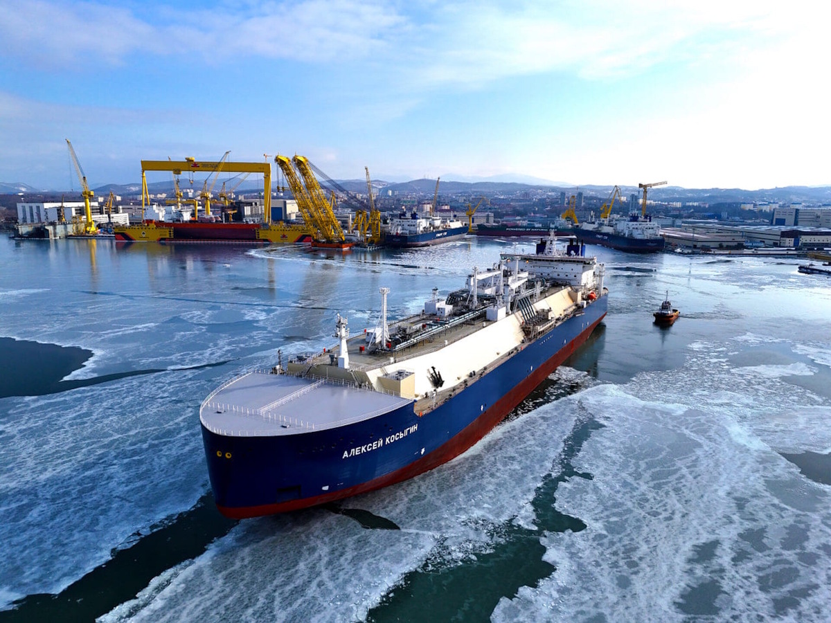    Газовозы ледового класса Arc7 могут самостоятельно преодолевать лед толщиной свыше 2-х метров. Строительство газовозов для перевозки сжиженного природного газа укрепляет судостроительные мощности страны и вносит вклад в достижение целей импортозамещения, обеспечивая технологическую независимость страны в создании критически важной арктической инфраструктуры. Источник: официальный сайт Судостроительного комплекса «Звезда».