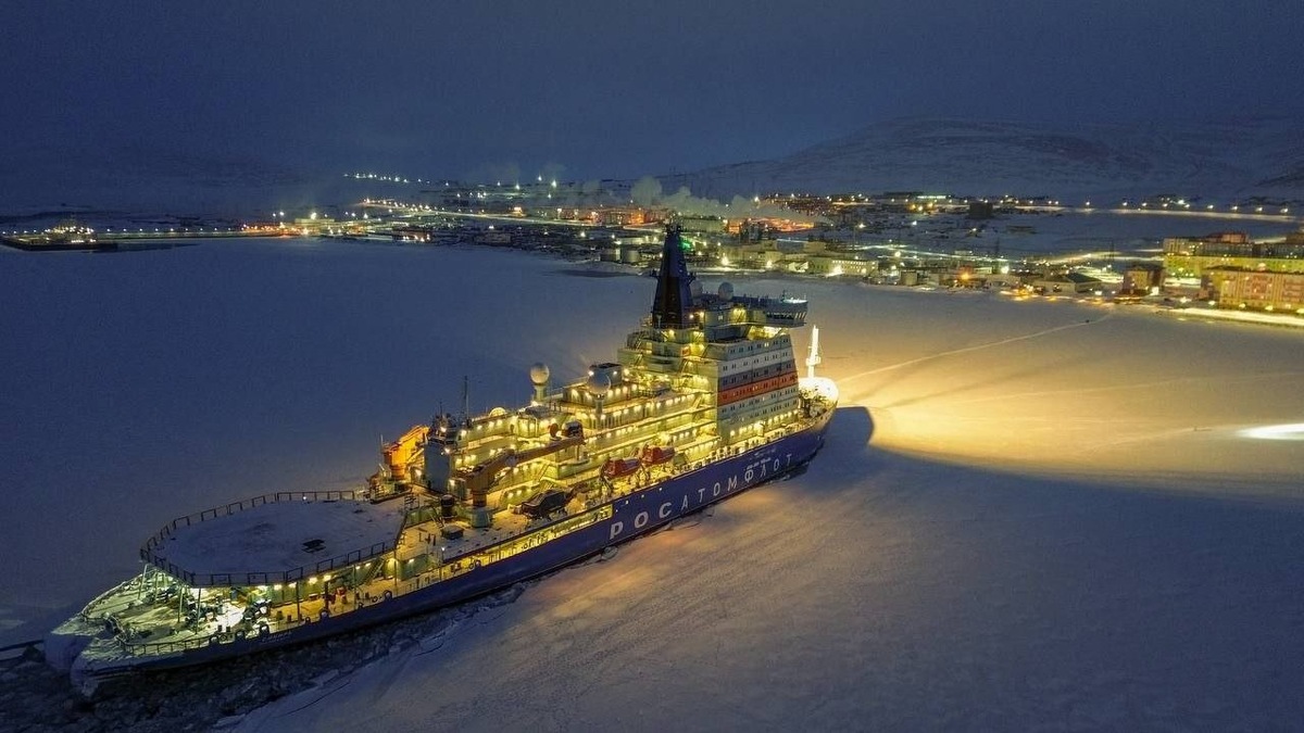 К 2030 году в регионе будет нехватка около 70 тысяч специалистов, особенно в горнодобывающей и нефтегазовой промышленности. Потребуется создание новых программ целевого обучения, ориентированных на потребности арктических регионов. Источник: официальный телеграм-канал «Росатом»