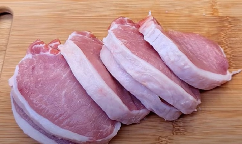 Сочное мясо по-французски запекаем под салатом: простой способ удивить близких новым ужином