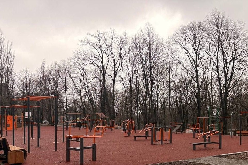    Уже сейчас территория парка стала более благоустроенной и комфортной. Фото: ТГ/Чертков