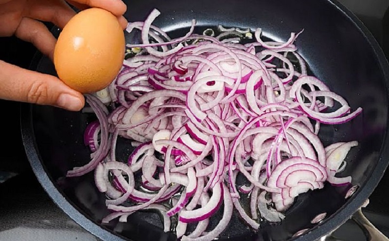 Луково-картофельный пирог: удивительный рецепт для сковороды за 10 минут — просто и вкусно