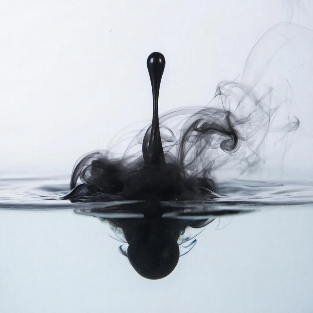 Правда не всегда приходит как гром — иногда это всего лишь одна чистая капля, упавшая в тишину вашего привычного «нормально». Посмотрите, как она мягко меняет всё вокруг, превращая застывшую пустоту в живой танец искренности. Это и есть момент вашего возвращения к себе — легкий, неуловимый, но бесповоротный.