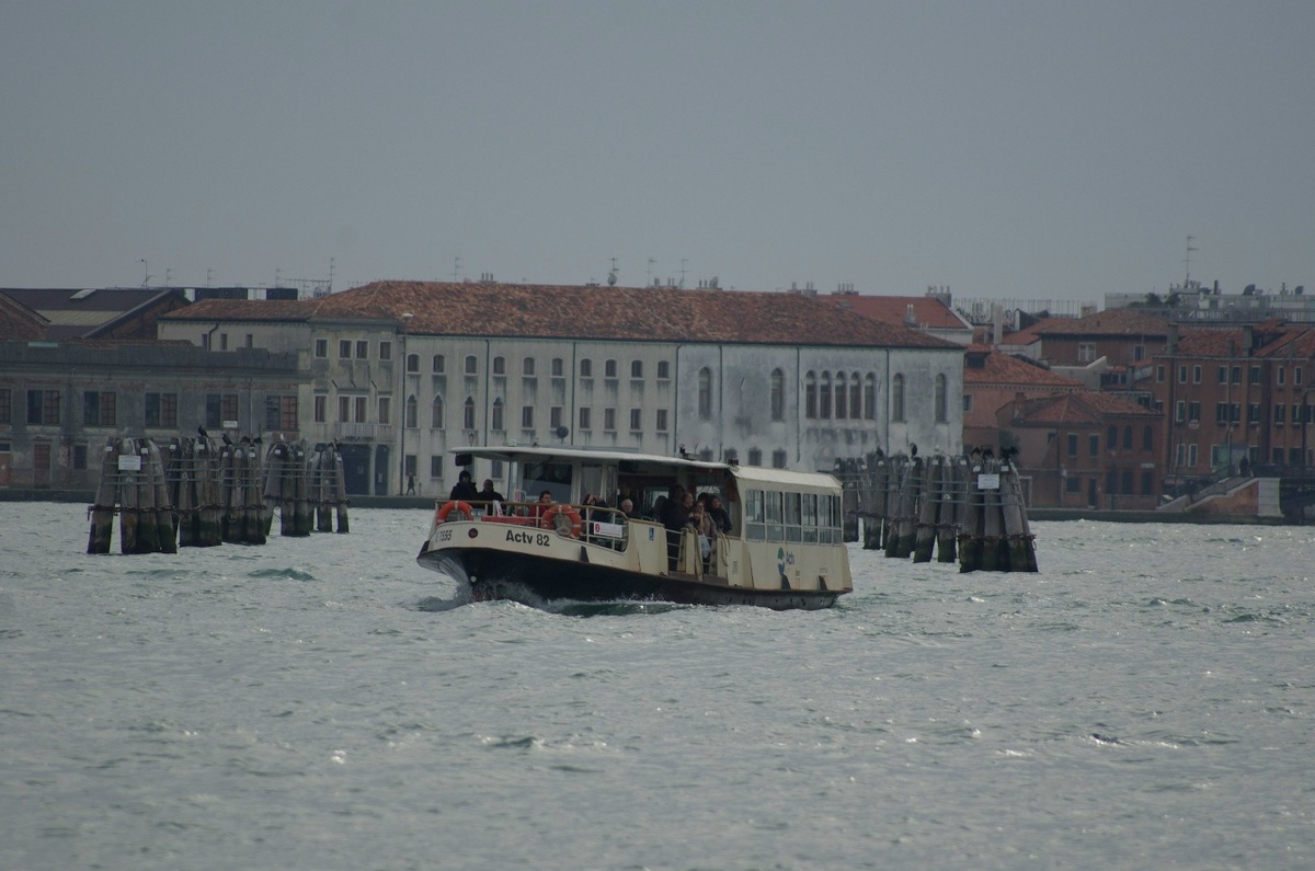 речной трамвайчик-вапоретто резво скачет по гранд-каналу
