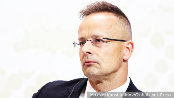 Сийярто напомнил Зеленскому об игре на рояле без рук