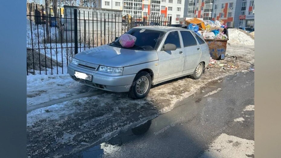 Воронежцы завалили пакетами с мусором машины, припаркованные у баков на улице Серафима Саровского