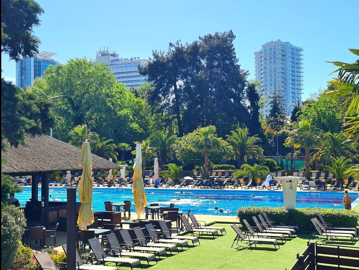 Большой открытый подогреваемый бассейн с морской водой