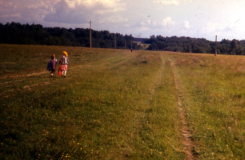 Мы с сестрой идем на речку