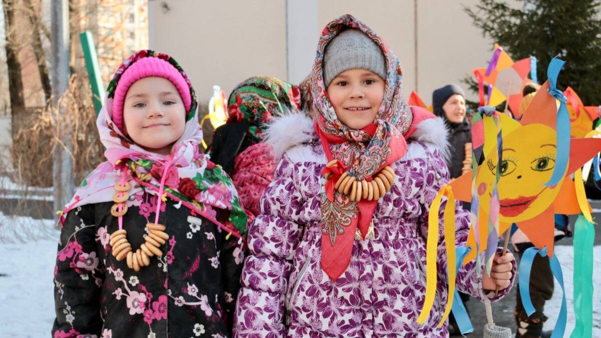    Аня Молоненко и Рада Ефимова на праздновании Масленицы в детском саду «Аистенок» / Фото: Ксения Дорохина