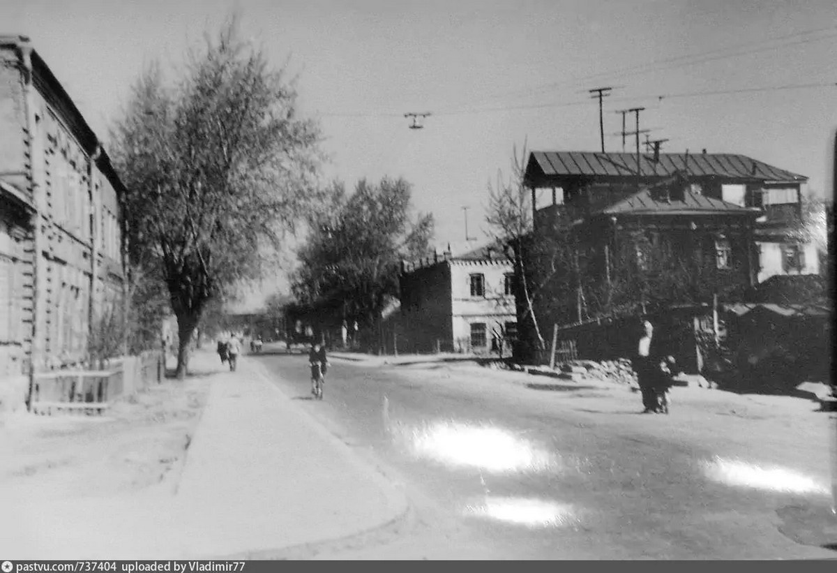 Архитектурные шедевры слева и справа необходимо как можно скорее восстановить.