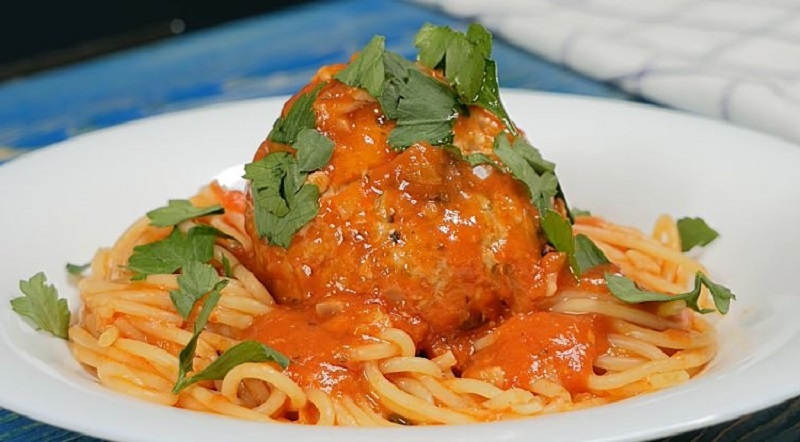 Тушим макароны вместе с тефтелями и получаем особенное блюдо для семейного ужина