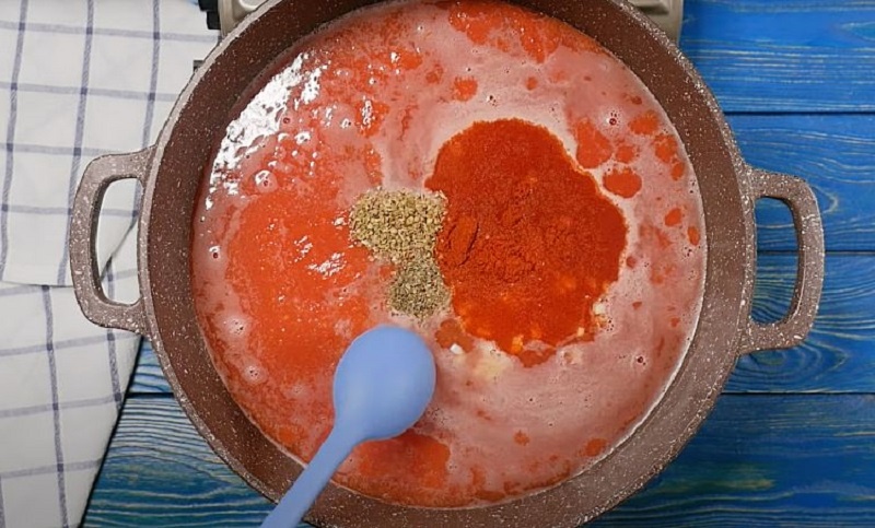 Тушим макароны вместе с тефтелями и получаем особенное блюдо для семейного ужина