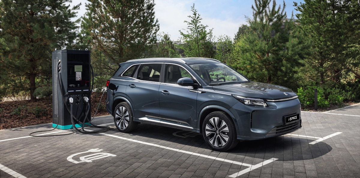 Зарядка Evolute i-Space на зарядной станции