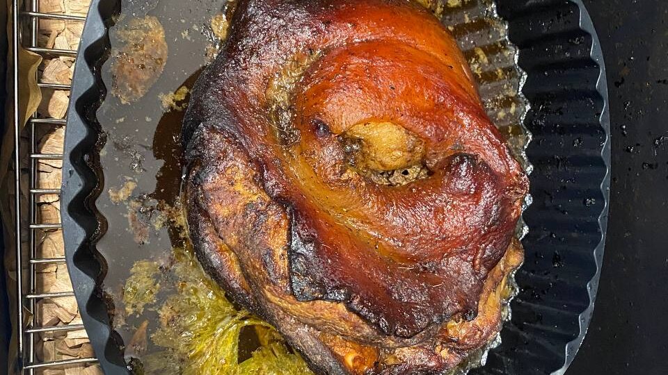 Рулька в пиве на ольховой щепе и бигос в аэрогриле: два блюда — одно приготовление