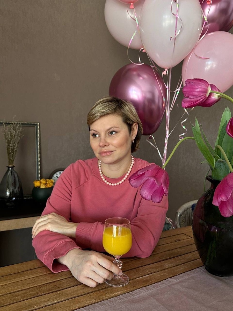 А здесь я после 4 родов. Видно по фото, что набрала вес. Я до последнего не объявляла своей аудитории, что опять беременная и родила. В этот период и получила большинство вопросов что-же со мной, что я так поправилась))))