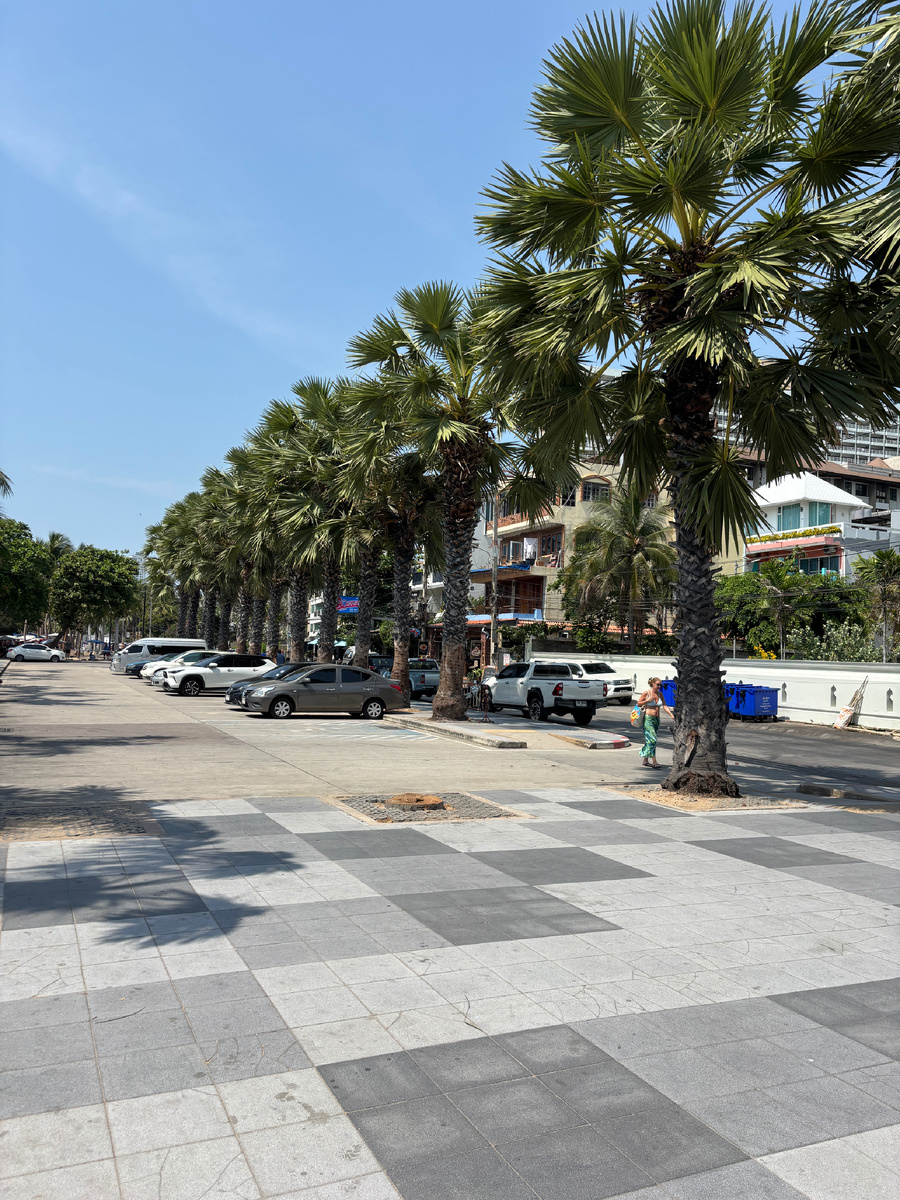 Удобная парковка рядом с пляжем