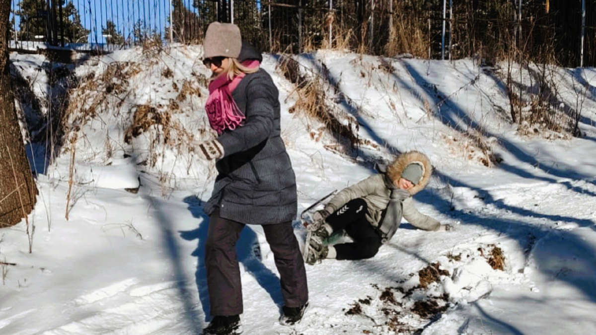 Ну как же зима без санок и валяний в снегу
