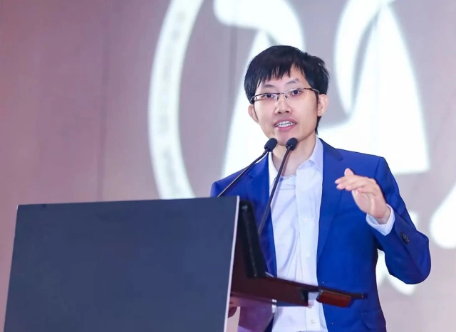 Фотография Лян Веньфеня с сайта РБК: https://trends.rbc.ru/trends/innovation/68d281799a7947db574b5171