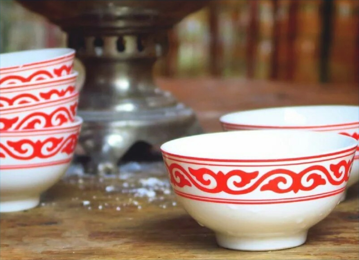    Для того, чтобы утихомирить слишком болтливого человека за столом, старший может смело сказать ему: «Чай ич, муздап калат», что означает «Пей чай, а то остынет».