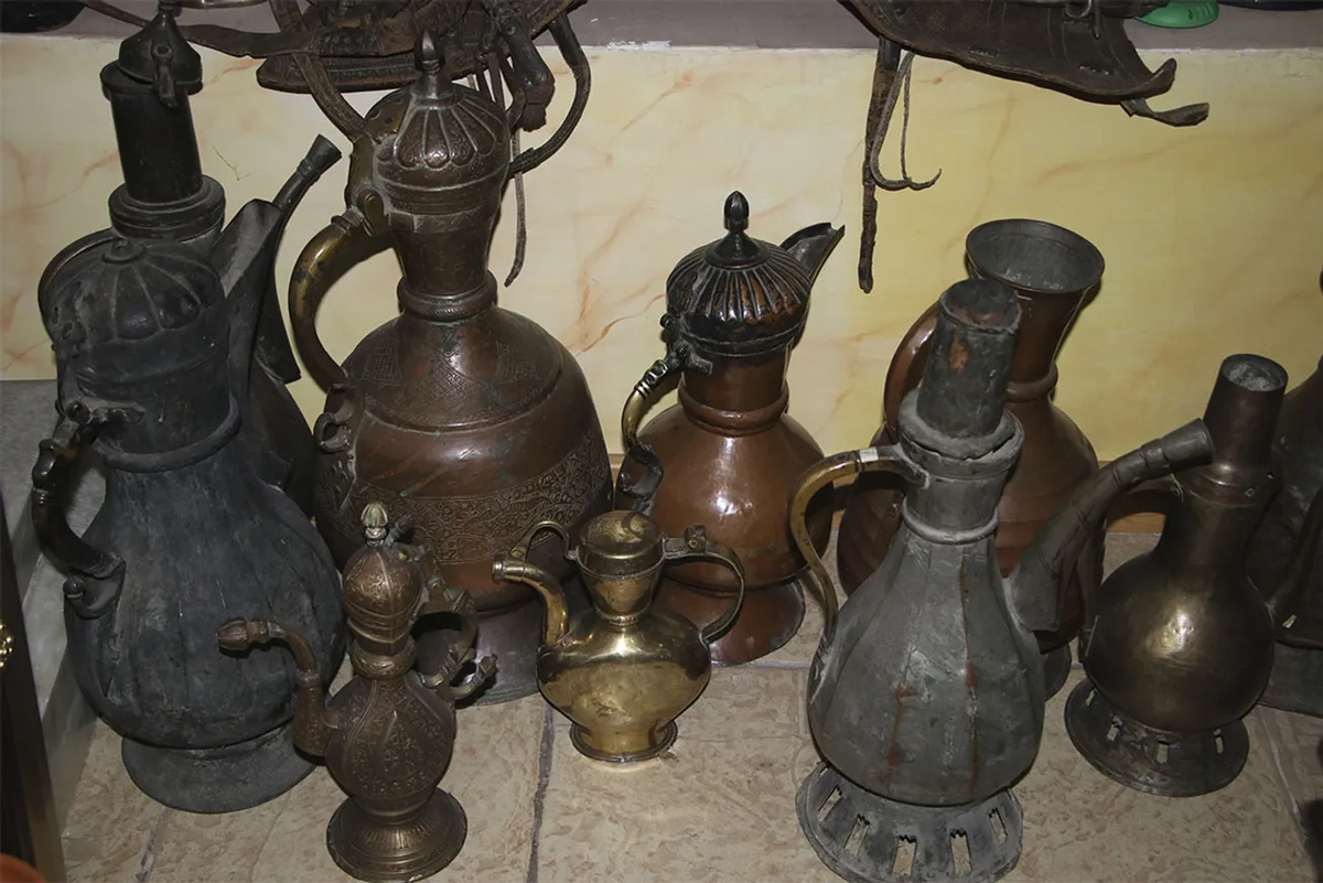    Кумган — узкогорлый кувшин для воды, который изготавливается из металла и украшается чеканкой, эмалью, инкрустацией и декоративной гравировкой. Изначально использовался для умывания и мытья рук.