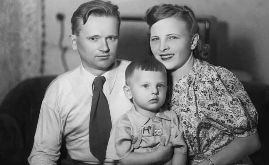 Юрий Антонов с родителями