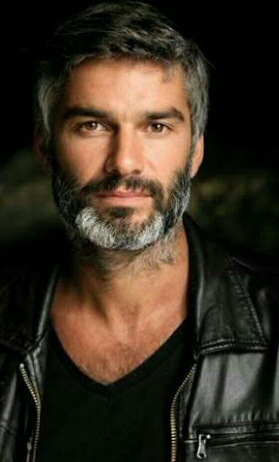 В роли идеального мужчины, чей образ пытается материализовать героиня - бельгийский актер Франсуа Винчентелли