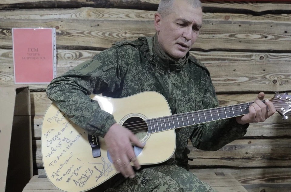    Бойцам доставили гитары, которые подписал актер Андрей Соколов