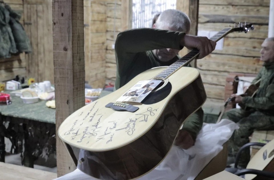    На инструменте актер сделал надпись: «Пусть эта гитара сбережет вас от невзгод и будет талисманом»