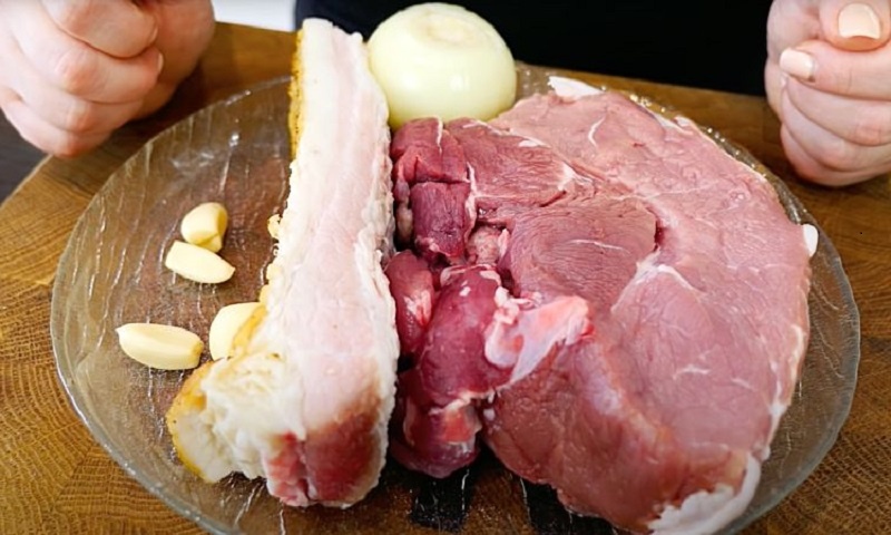 Простые домашние колбаски в духовке: сочный и ароматный деликатес без хлопот и сложностей